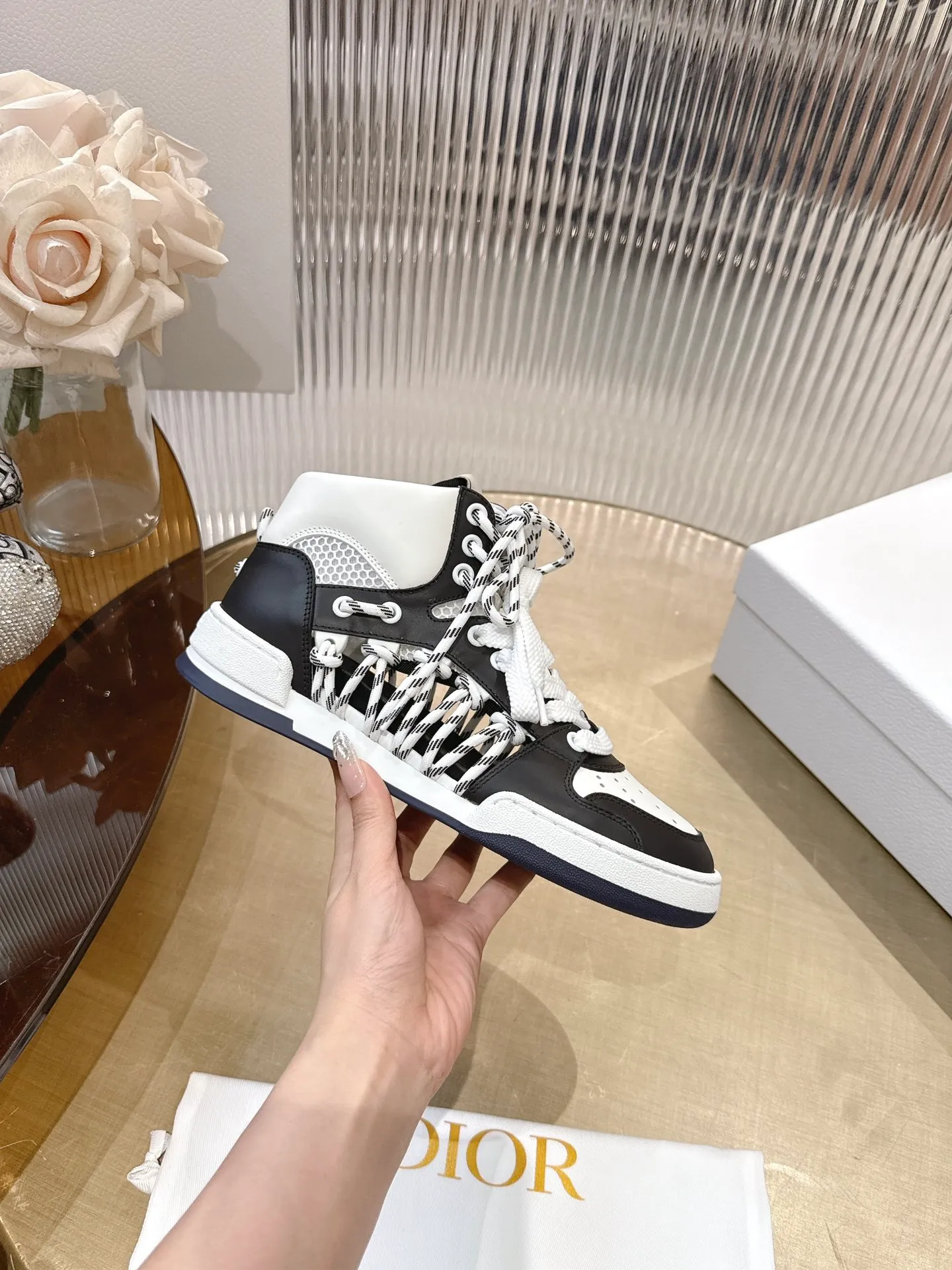 👟👟Ex-factory price 740👟👟 (Top version) Couple model Dior, C’est 25 new college style casual fashion high-top sneakers, showing eye-catching and fashionable style. Carefully crafted, the hollow design on the side of the upper is super fashionable, and the details also add a touch of elegance. The lightweight two-tone sole offers exceptional comfort and sporty style. Can add a stylish touch to any casual look. The tongue and sole are decorated with the Christian Paris logo, and the cowhide design is styled. Women's size 35-44